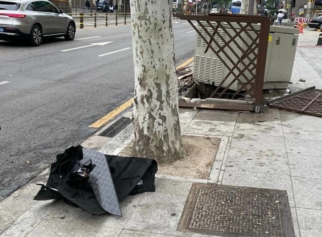 ソウルで発生した交通事故の現場、街灯とガードレールが破損している様子