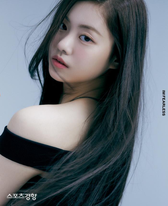 LE SSERAFIMのキム·ガラム関連の公式写真、彼女の肩と長い髪だけが見えている。スポーツ京鄕提供。