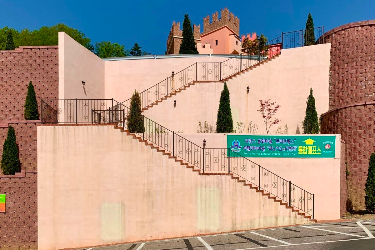 лестница в Petite France французскую деревню в Корее