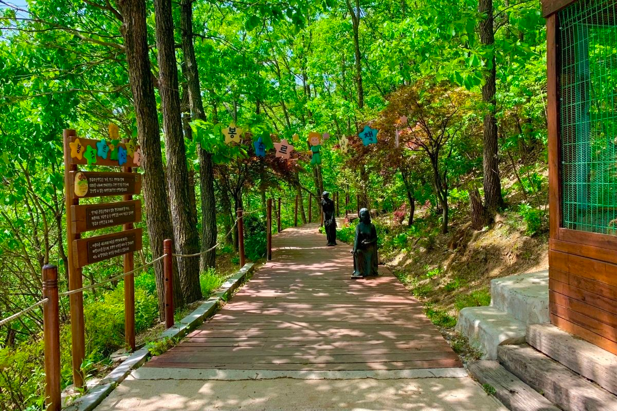 đường đi dạo ở Petite France làng pháp của hàn quốc