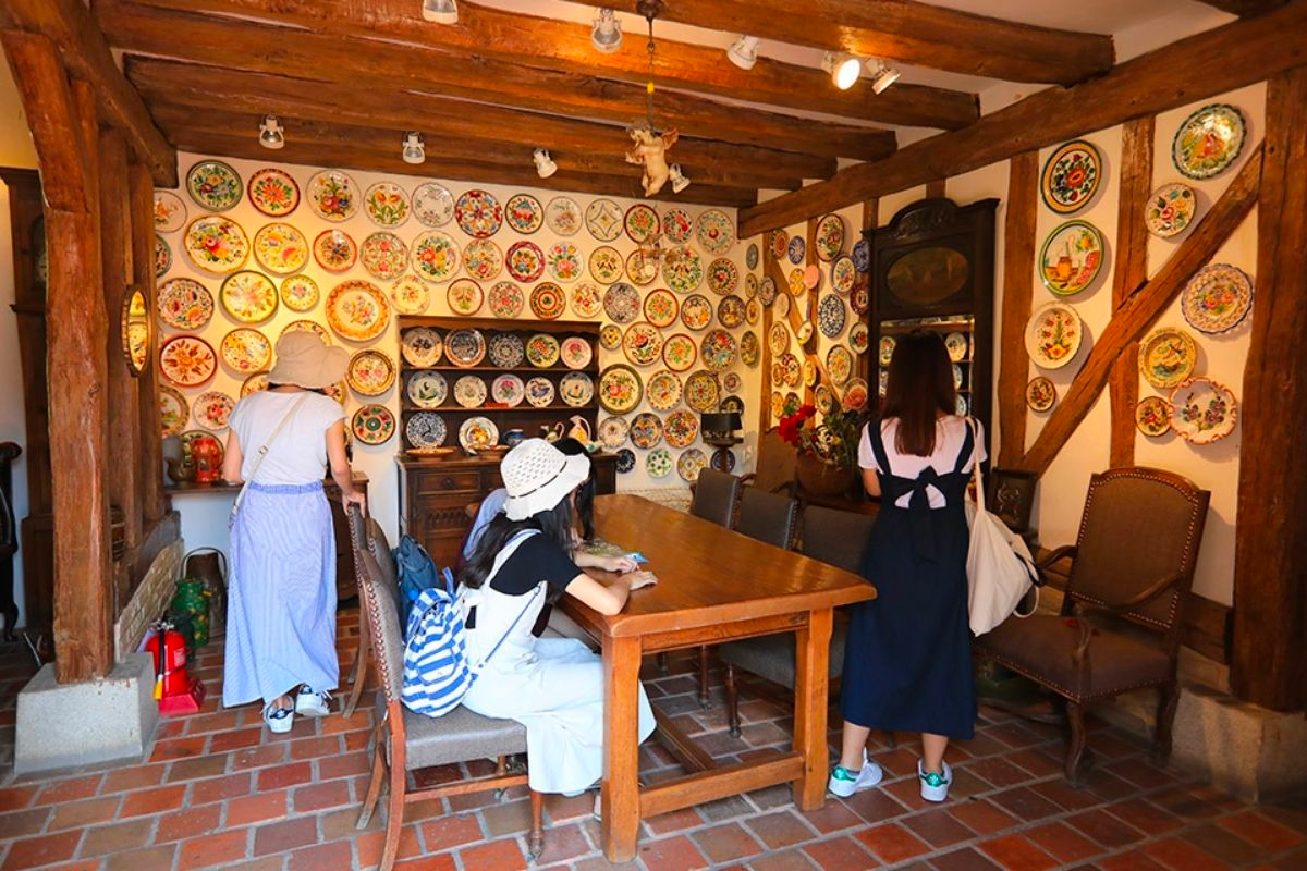 bên trong nhà pháp truyền thống