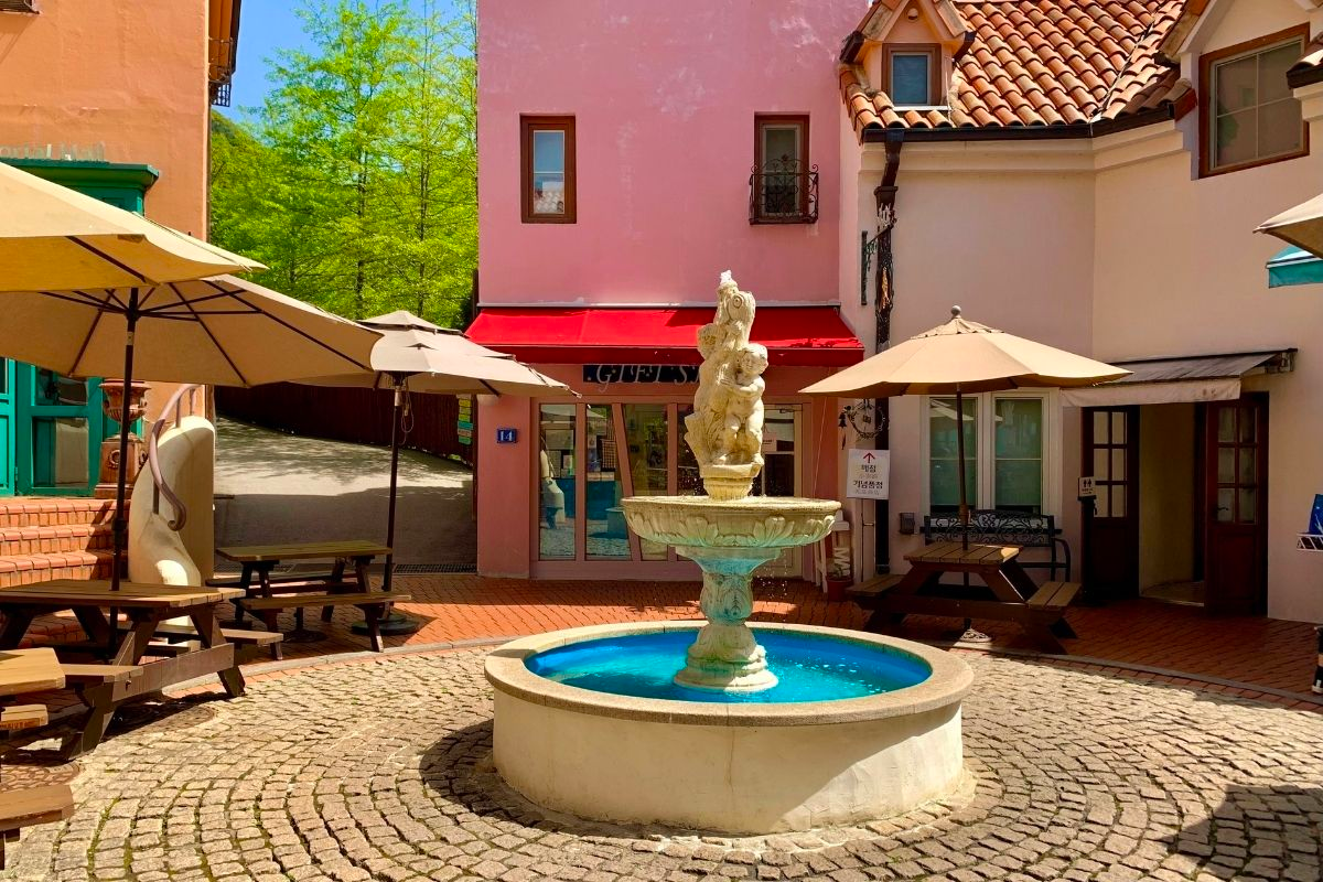 quảng trường đài phun nước ở Petite France làng pháp của hàn quốc