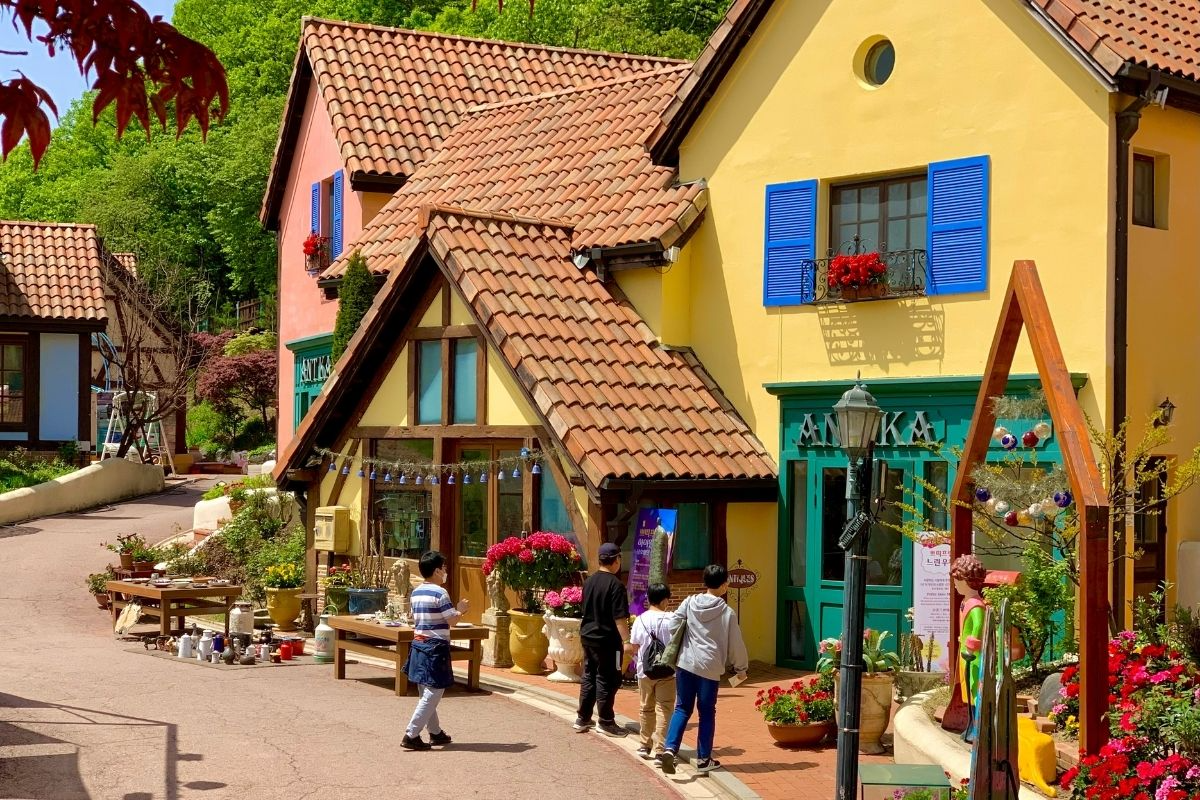 chợ đồ cổ antika ở Petite France làng pháp của hàn quốc