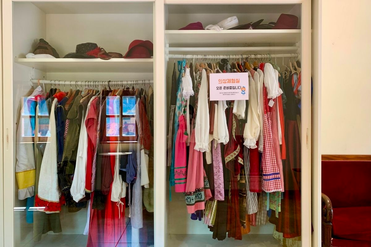 опыт ношения средневековой одежды в Petite France французская деревня в Южной Корее