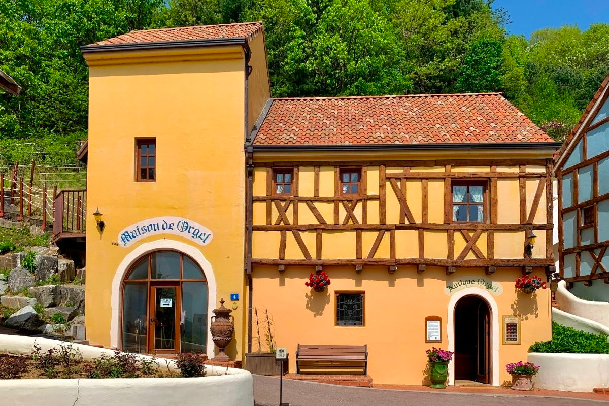 шоу с музыкой в Petite France французская деревня в Южной Корее