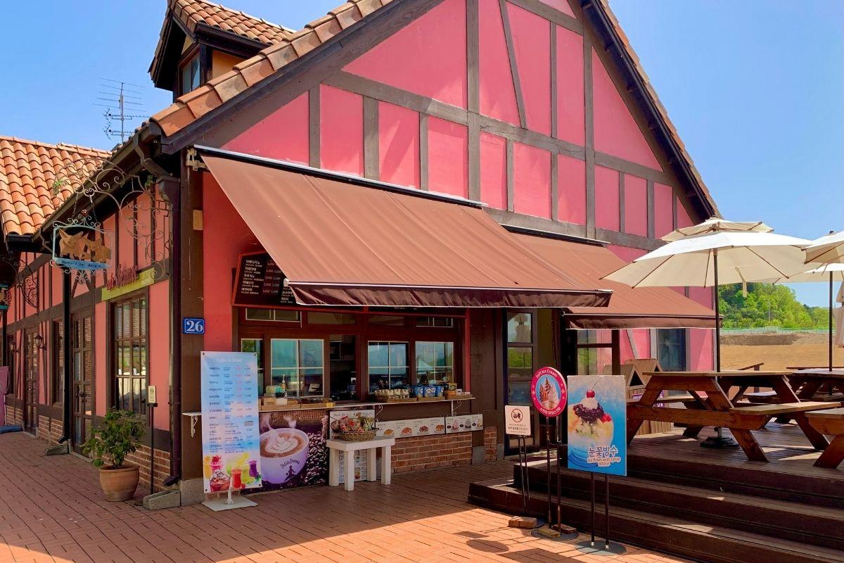 cafe bên trong Petite France làng pháp của hàn quốc