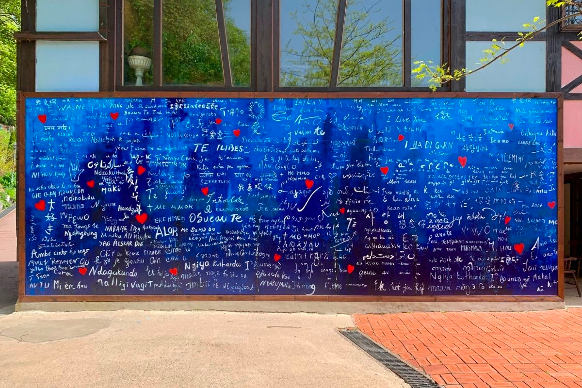 bức tường xanh ở Petite France làng pháp của hàn quốc