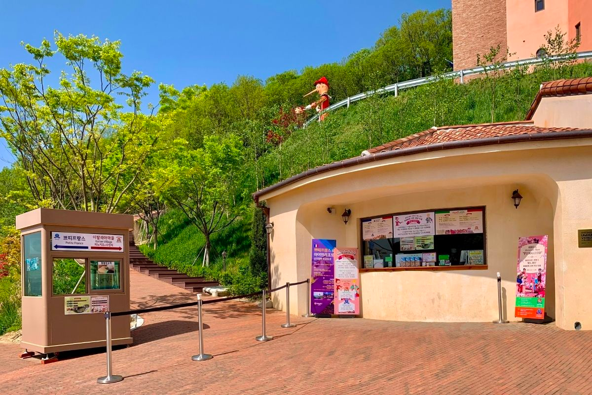 касса в Petite France французской деревне в Корее