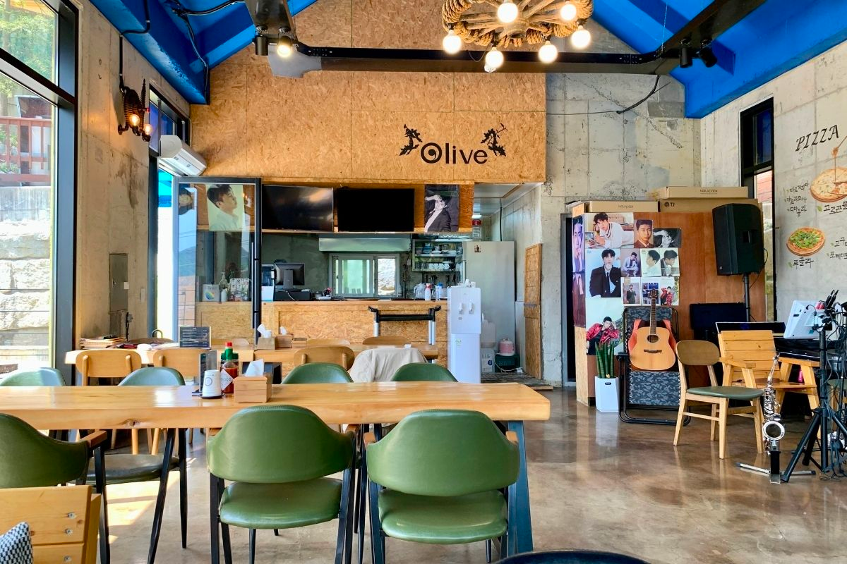 bên trong nhà hàng olive ở Petite France làng pháp của hàn quốc