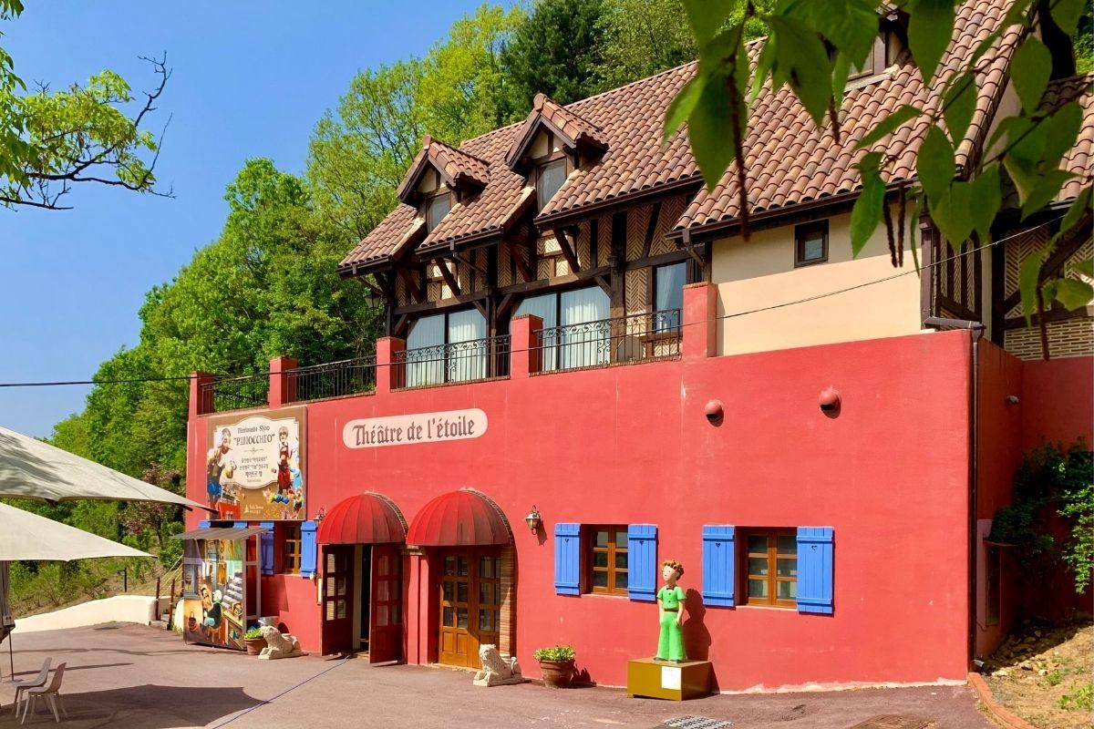театр в Petite France французская деревня в Южной Корее