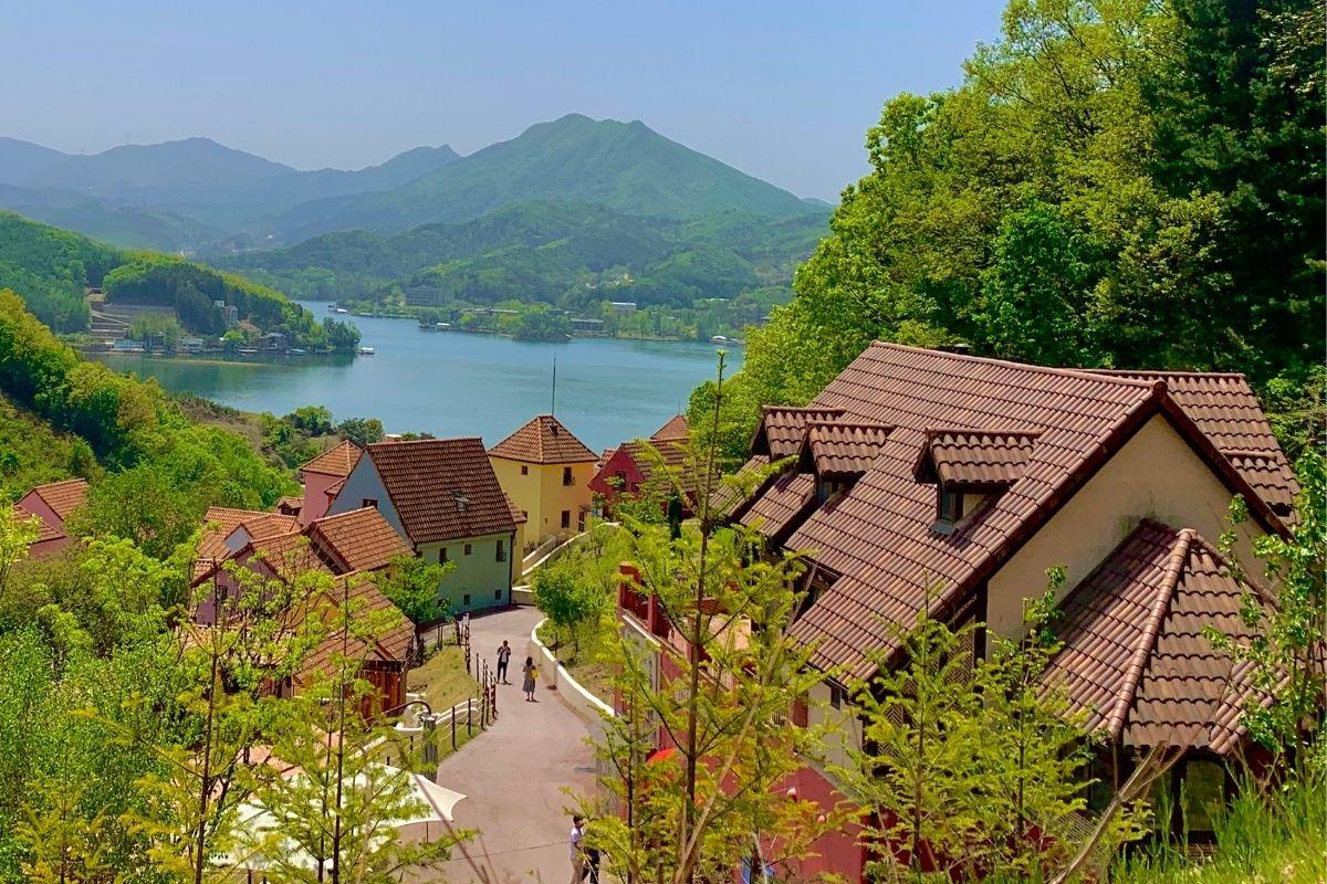 Petite France французская деревня в Корее, расположенная в пригороде, рядом с озером Чонпёнг. Это место разработано в теме