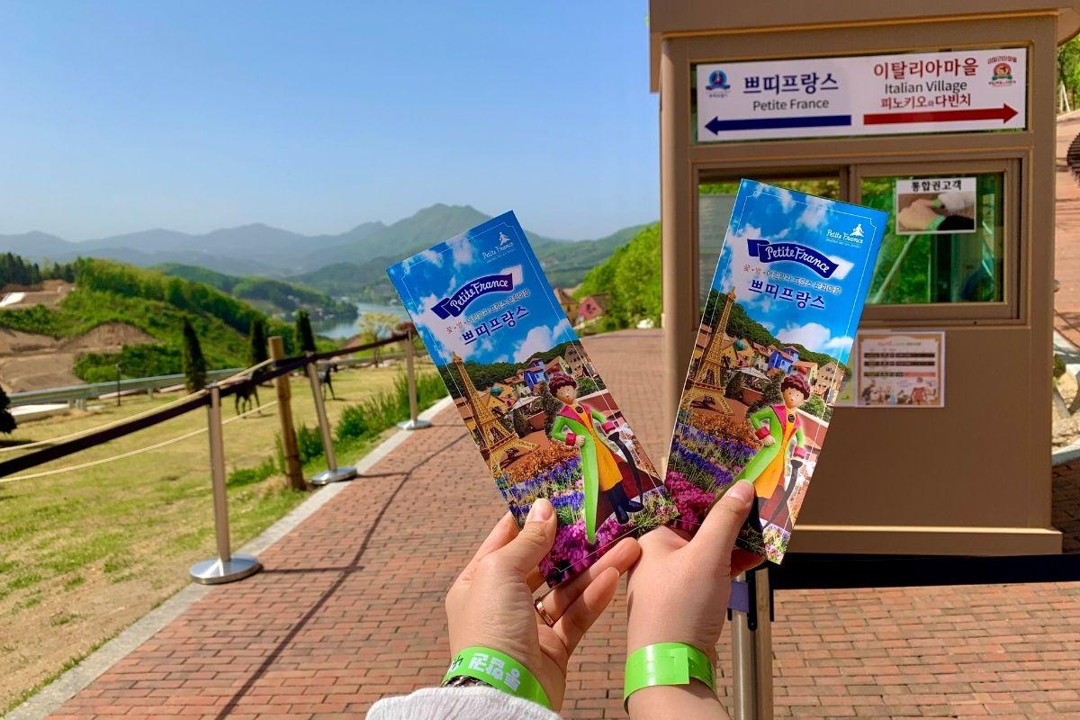 туристическая карта направляющая в Petite France французскую деревню в Корее