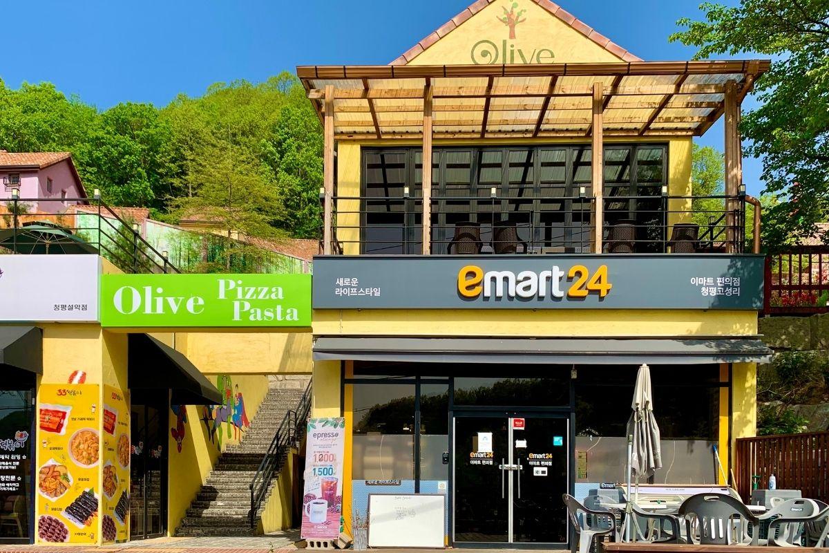 cửa hàng tiện lợi ở Petite France làng pháp của hàn quốc