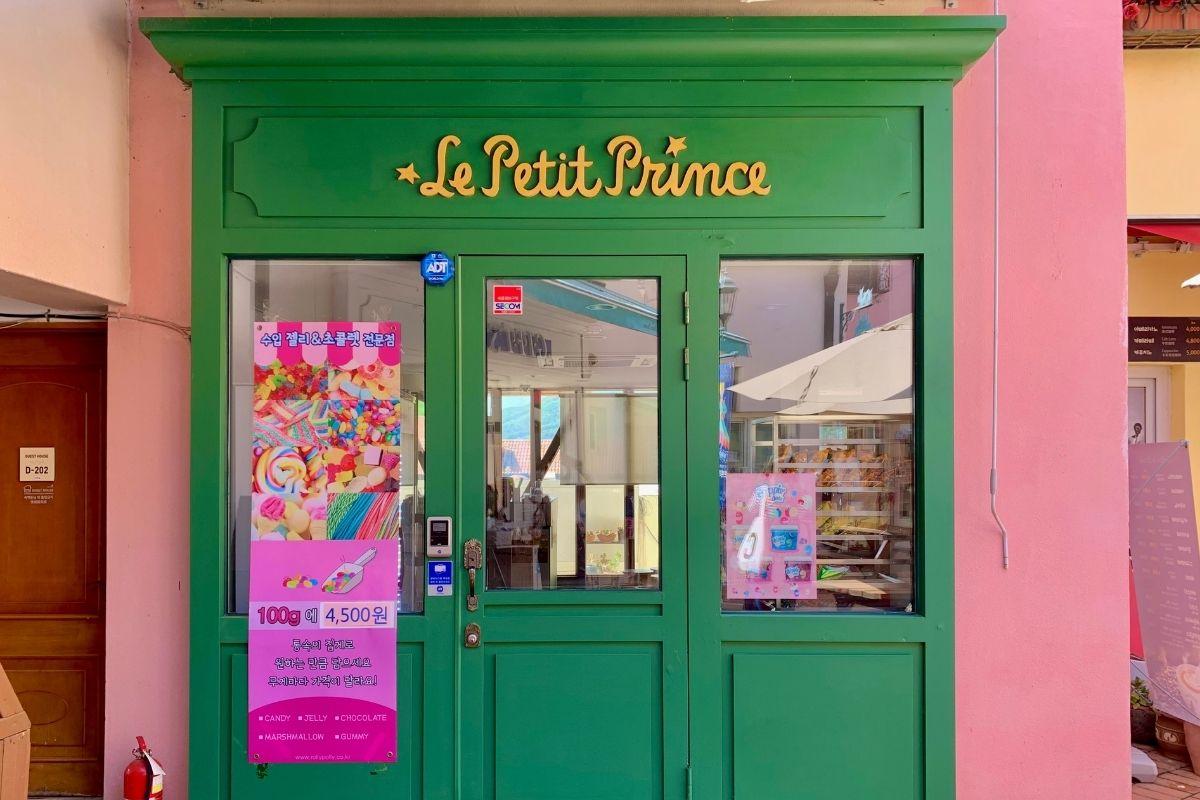 cửa hàng bán kẹo dẻo bên trong Petite France làng pháp của hàn quốc