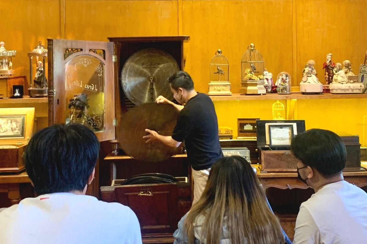 шоу с музыкой в Petite France французская деревня в Южной Корее