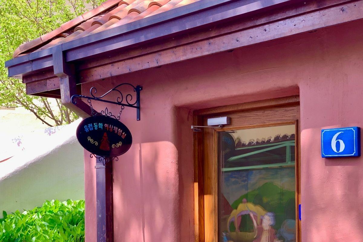 опыт ношения средневековой одежды в Petite France французская деревня в Южной Корее