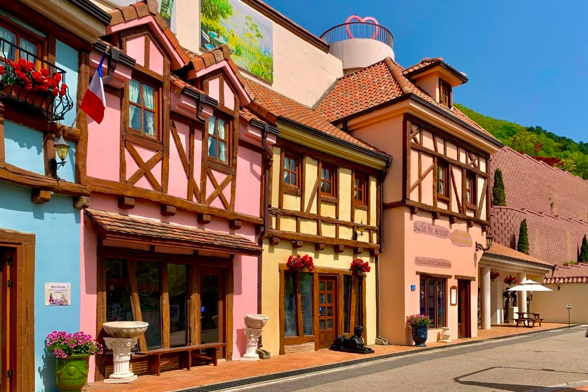 triển lãm đồ sứ cổ ở Petite France làng pháp của hàn quốc