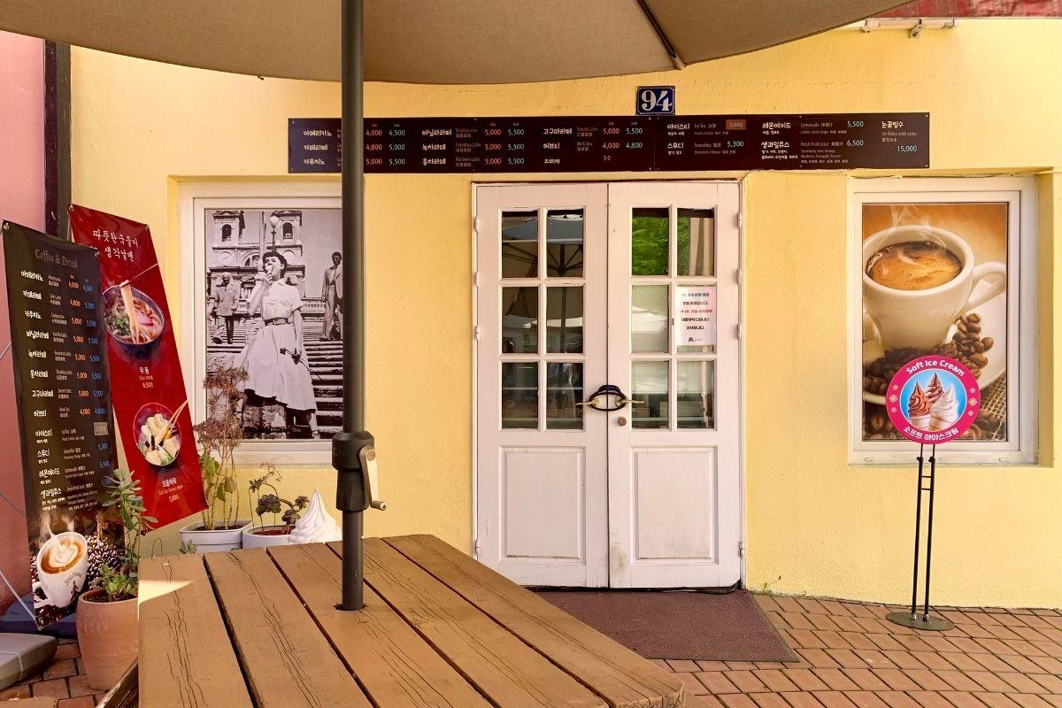 cửa hàng bên trong Petite France làng pháp của hàn quốc