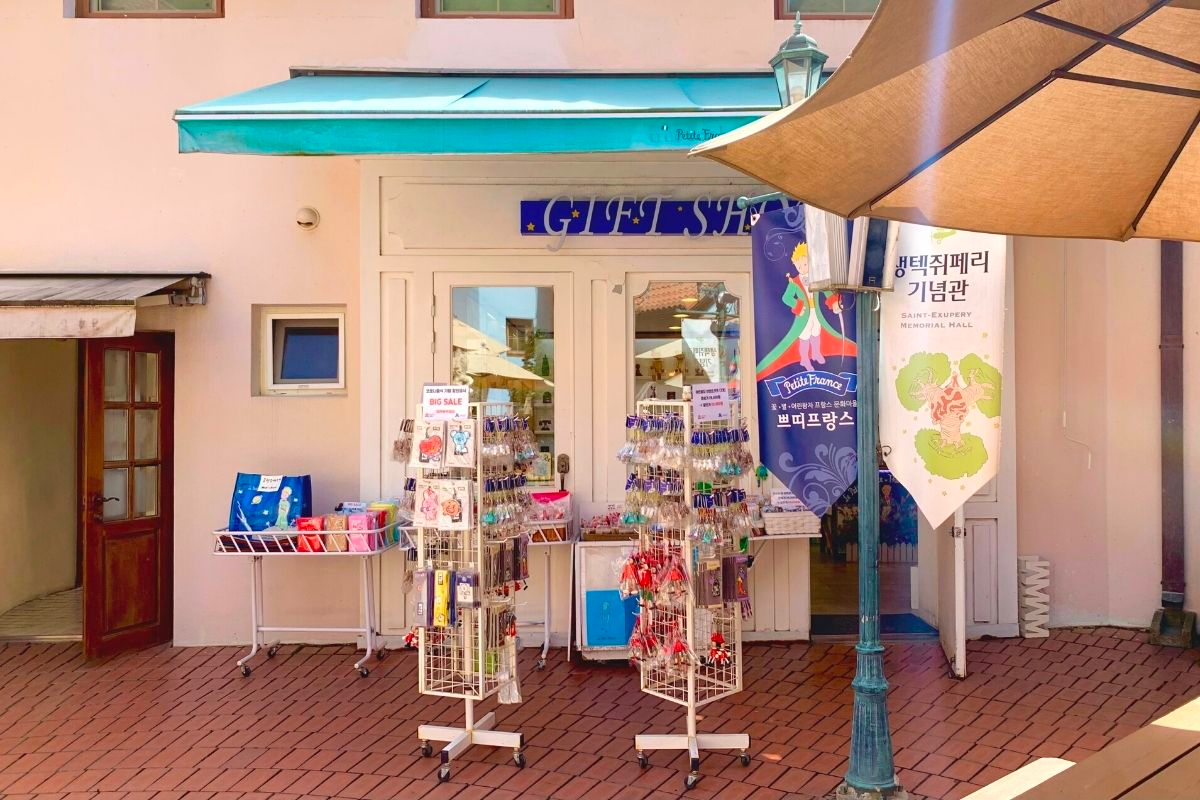 cửa hàng mua sắm ở Petite France làng pháp của hàn quốc
