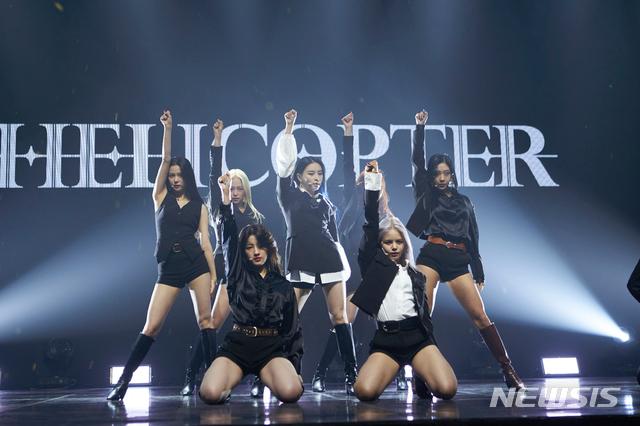 CLCのライブパフォーマンス中の姿。その背景には「HELICOPTER」の文字が映し出されている。