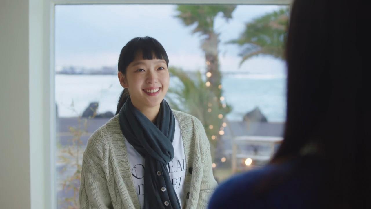 位于济州岛的海边咖啡馆内部,墙上的大窗户将外面的海景引入室内,构成独特的分手场景。