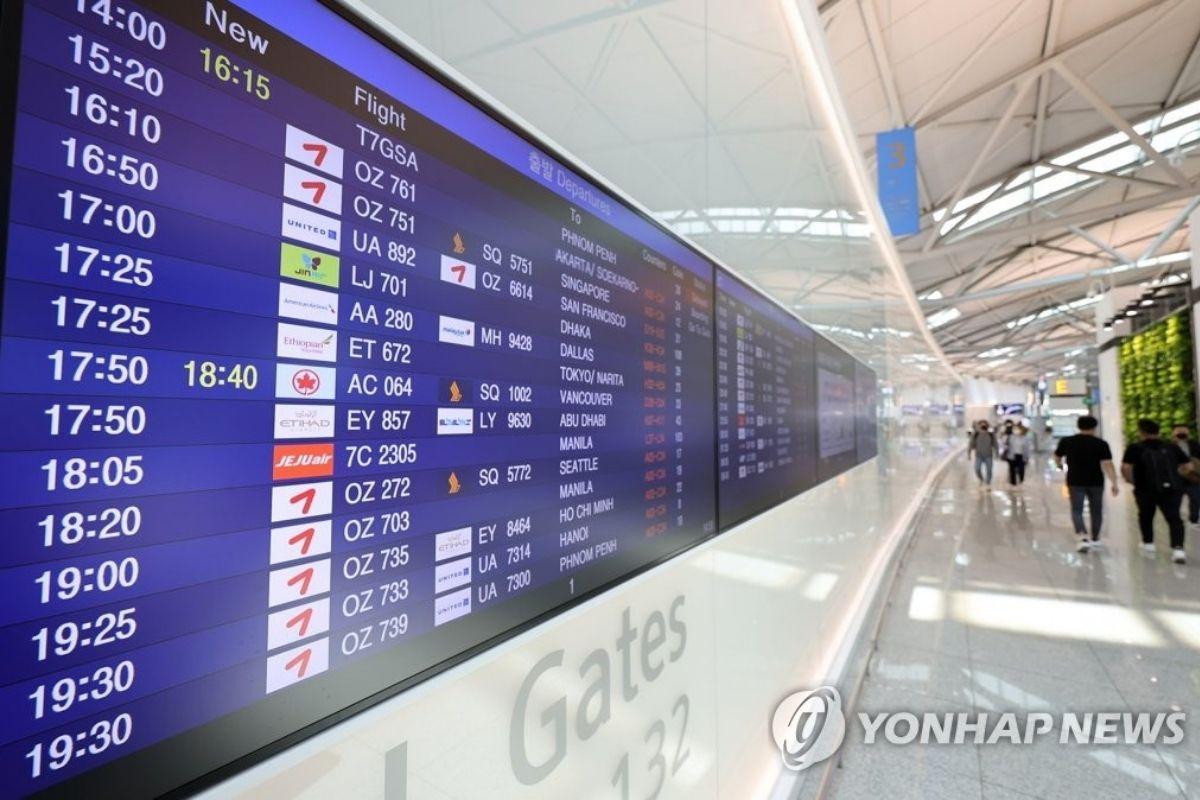 หน้าจอแสดงข้อมูลเวลาและการเดินทางสำหรับเที่ยวบินสำคัญๆ ที่สนามบิน, แสดงชื่อโรบินและเวลาออกเดินทางสำหรับจุดหมายปลายทางต่างๆ ทั่วโลก ในเกาหลีใต้.