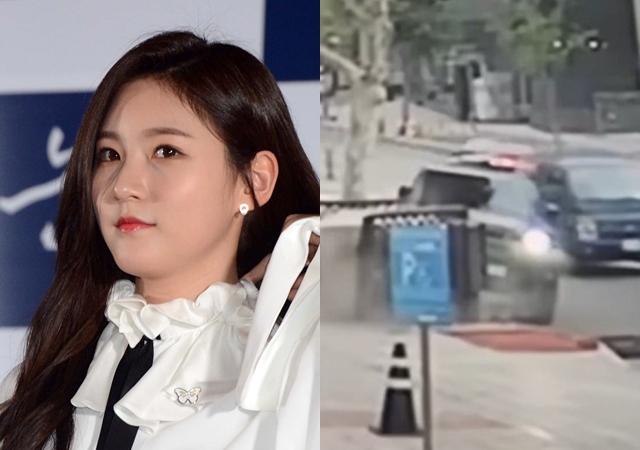 女優が運転中に事故を起こした現場の写真。ガードレールと接触した車とその周囲の状況が写っている。