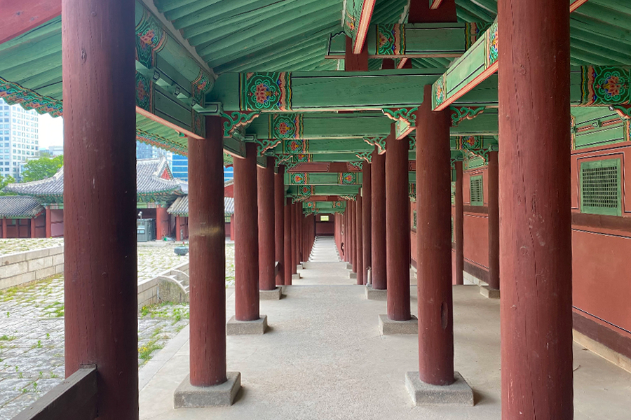 通过宫殿内的长廊，体现了韩式建筑在细节之美，柱廊之间的色彩装饰和谐美观。