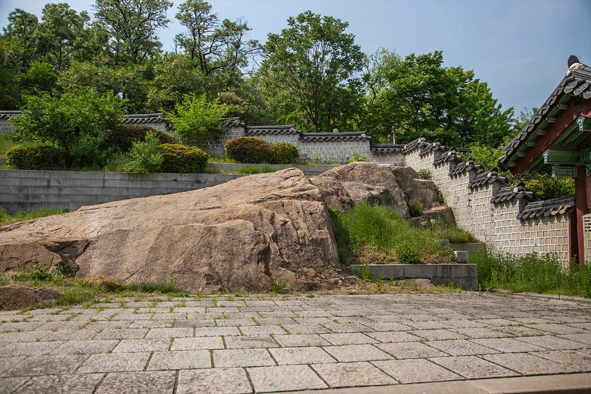 瑞岩，位于庆熙宫中的一处著名的岩石，造型独特而神秘，相传感受到王的力量，是一个具有历史意义的景点。