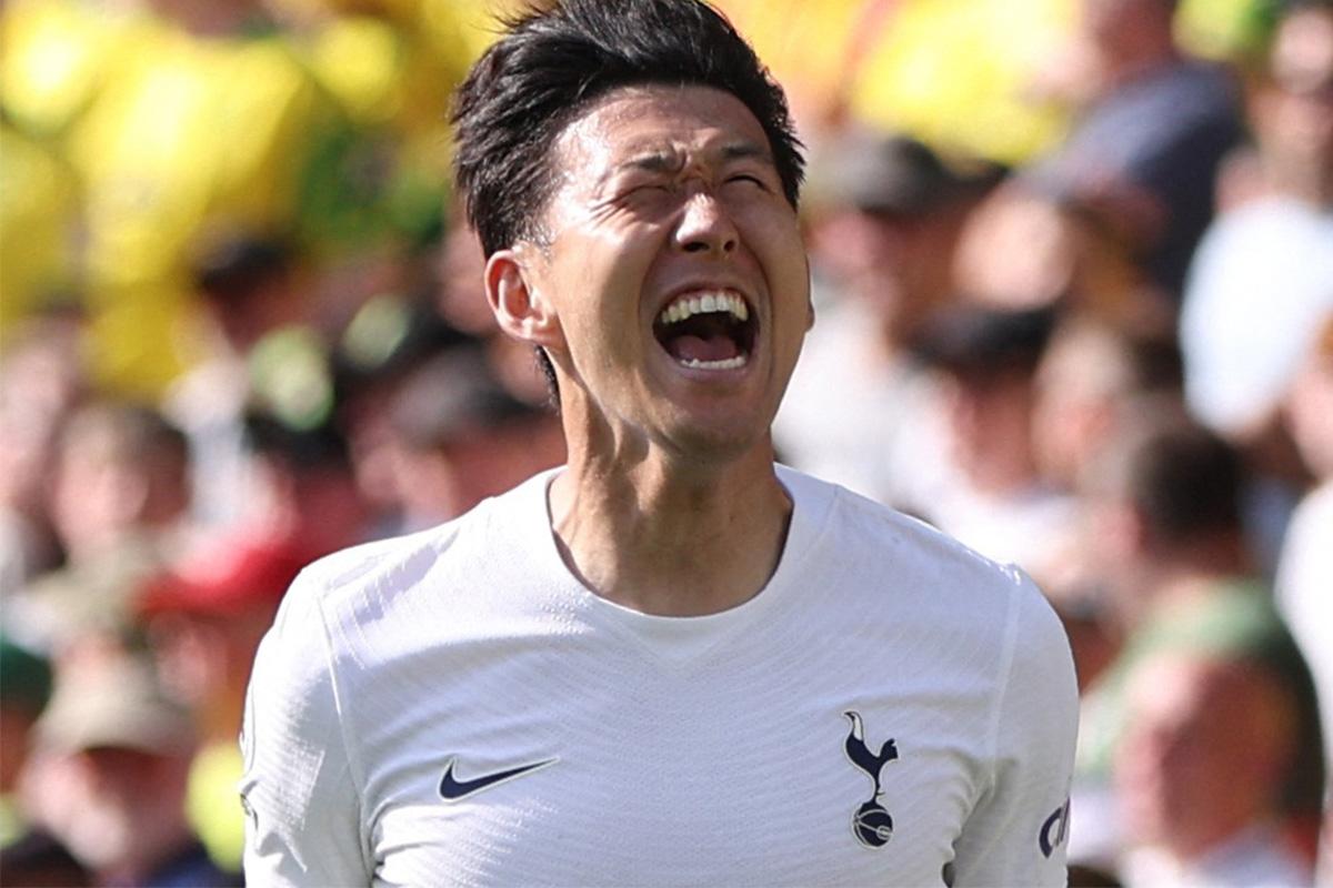 ซน ฮึงมิน ในชุดฟุตบอลท็อตแน่ม ฮ็อตสเปอร์ กำลังลงแข่งในสนามพรีเมียร์ลีก อังกฤษ