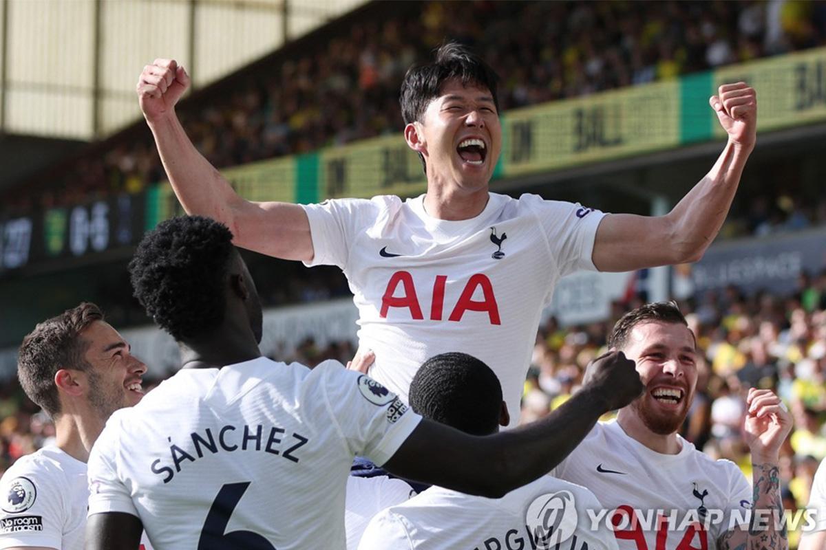 ซน ฮึงมิน นักฟุตบอลทีมท็อตแน่ม ฮ็อตสเปอร์ โชว์ท่าดีใจหลังทำประตูในการแข่งขันพรีเมียร์ลีก อังกฤษ ฤดูกาล 2021-2022