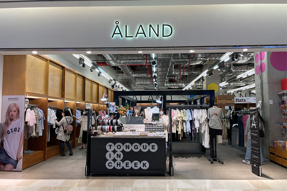 ロッテワールドモール内のALANDストアの店内写真。モダンな雰囲気で、衣料品や渋谷系小物が並ぶ韓国の人気セレクトショップALANDの様子。