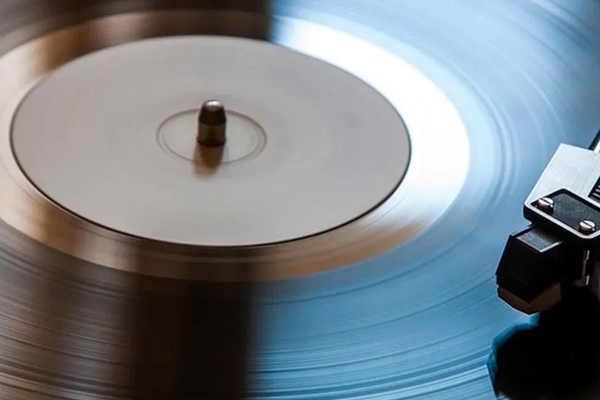 旋转的黑胶唱片，突显韩国唱片销售的持续增长与KPOP产业的影响。