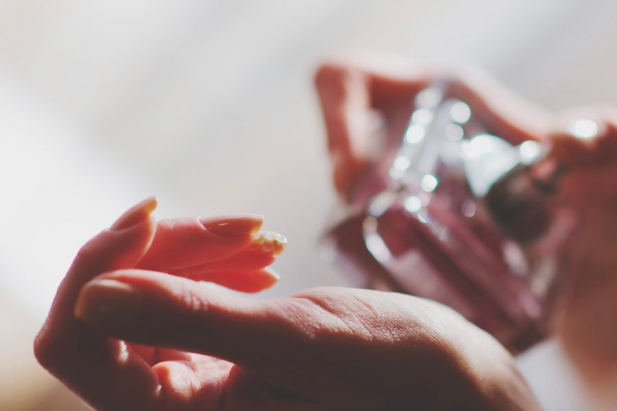 一双喷香水的手，突显韩国人由于基因导致大多数没有体味的现象。