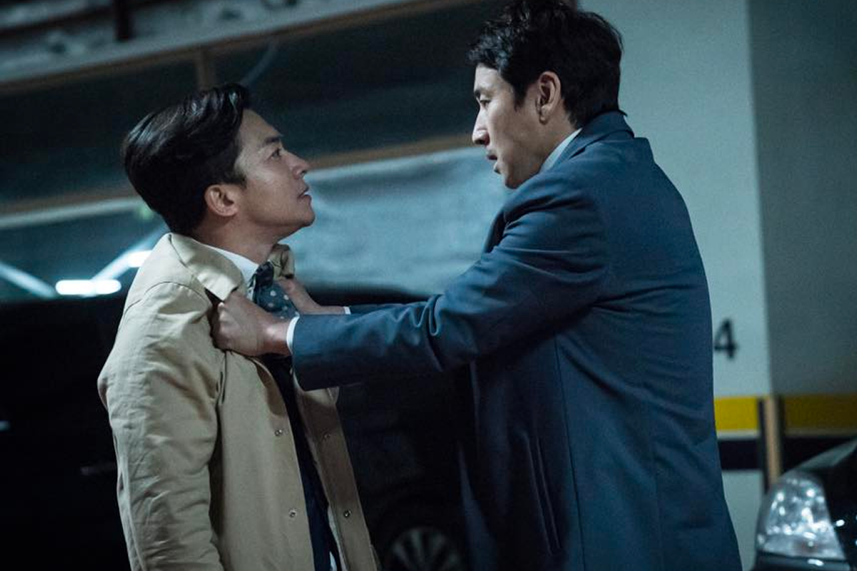 两名男子争执场景的剧照，象征韩国职场中职位与年龄的优劣关系。