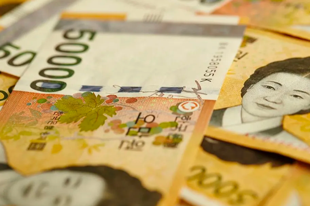 韩国50000韩元纸币的特写，传达出韩国物价水平与其经济对比分析。