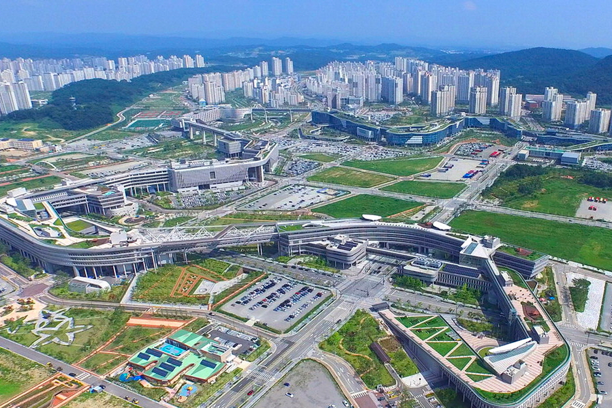 韩国世宗市的现代建筑鸟瞰图，表示韩国的双首都概念和迁都讨论。