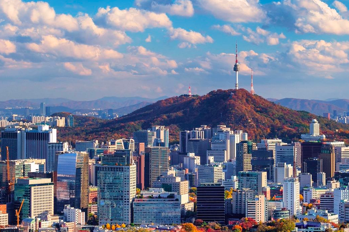 首尔城市景观和南山塔的天际线，代表韩国人口密集的视觉形象。