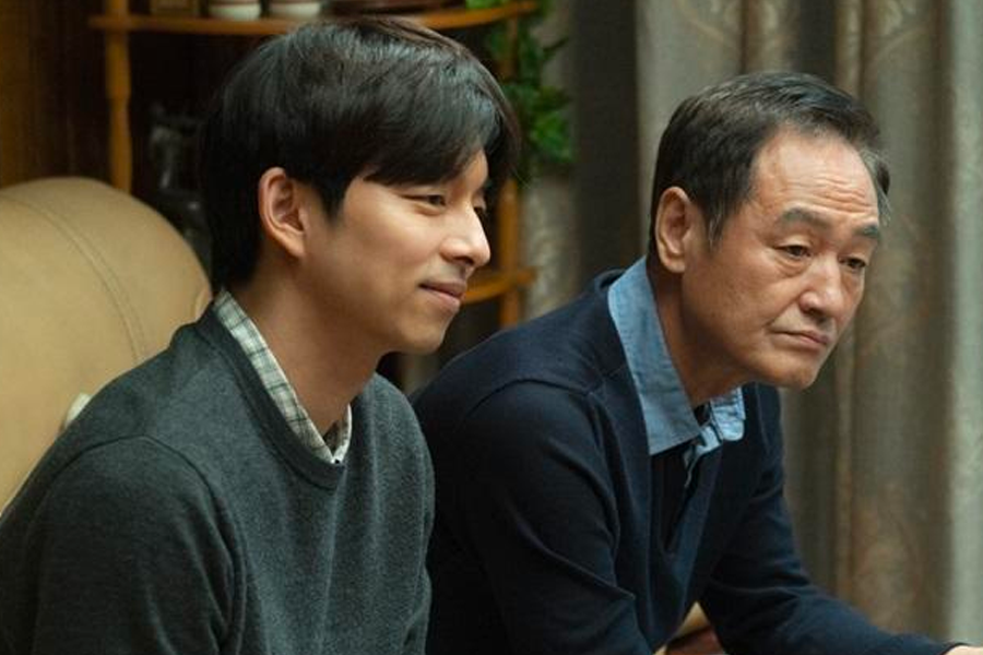 《82年生的金智英》電影中的家庭戲劇場景，展現生活中的祥和和睦。