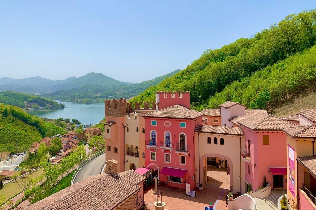 Làng Ý Pinocchio e Da Vinci, hàn quốc, cạnh petite france nhìn từ trên cao 