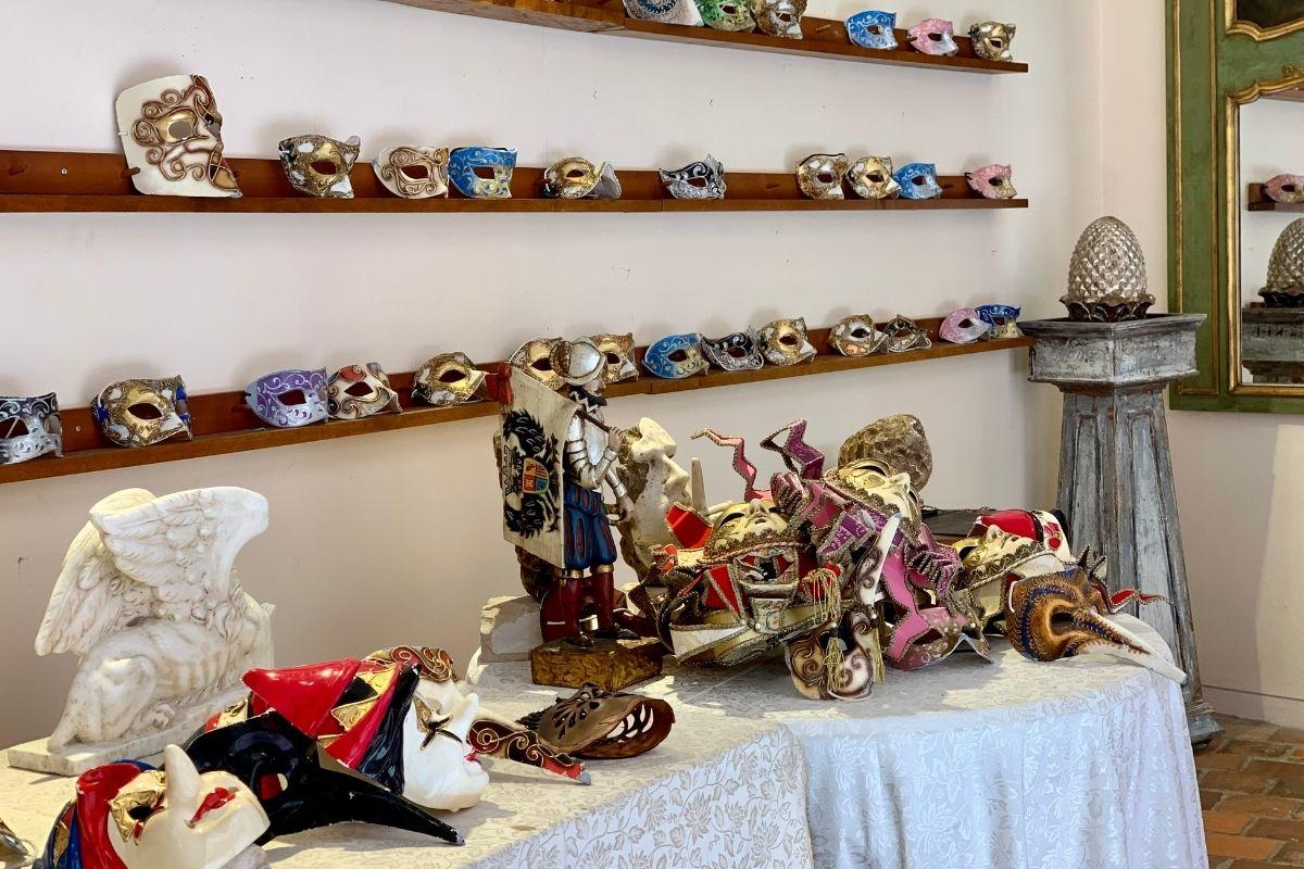 phòng trưng bày mặt nạ ý