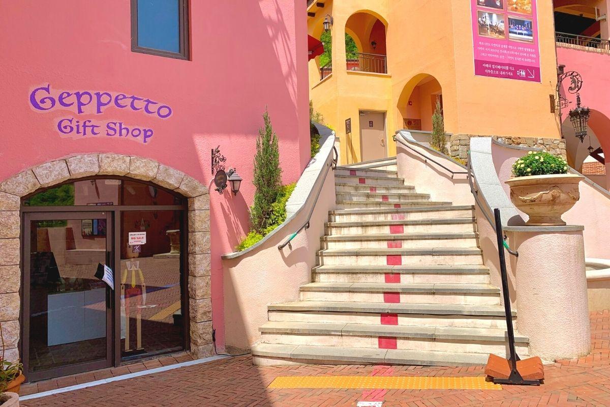 cầu thang ở Làng Ý Pinocchio e Da Vinci, hàn quốc, cạnh petite france