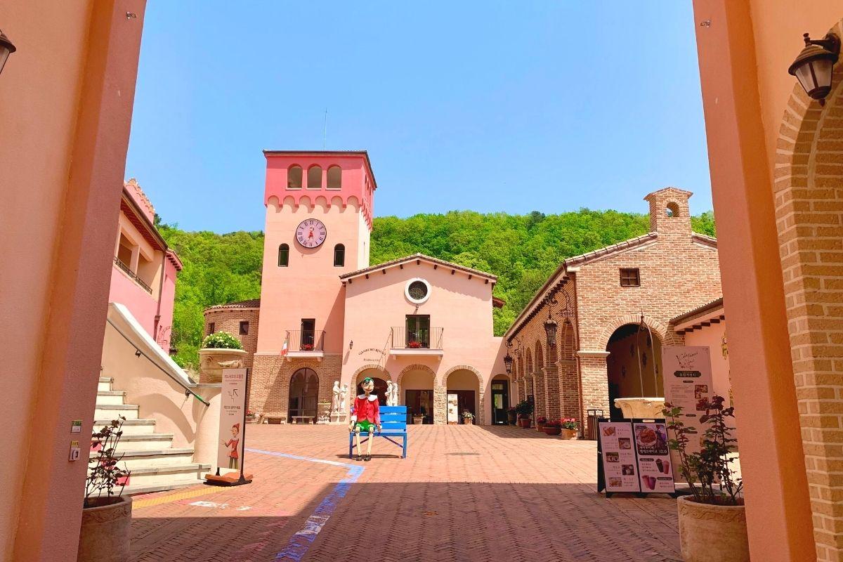 piazza da vinci ở Làng Ý Pinocchio e Da Vinci, hàn quốc, cạnh petite france