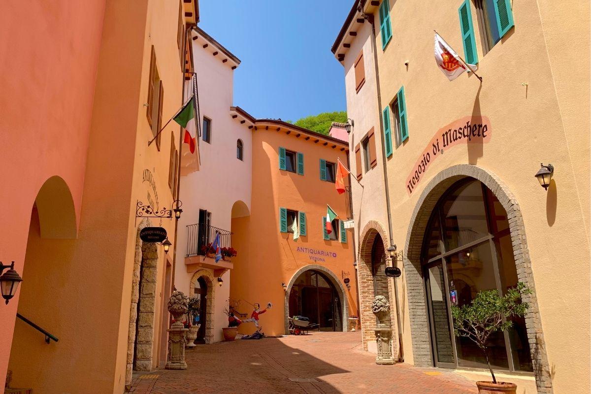 geppetto alley ở Làng Ý Pinocchio e Da Vinci, hàn quốc, cạnh petite france