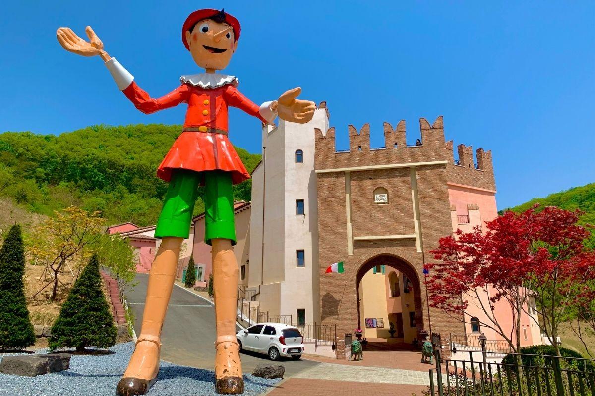tượng pinocchio khổng lồ ở Làng Ý Pinocchio e Da Vinci, hàn quốc, cạnh petite france
