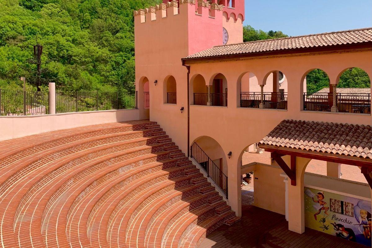 sân khấu ngoài trời ở Làng Ý Pinocchio e Da Vinci, hàn quốc, cạnh petite france