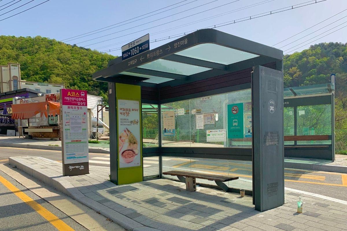 bên xe buýt ở Làng Ý Pinocchio e Da Vinci, hàn quốc, cạnh petite france