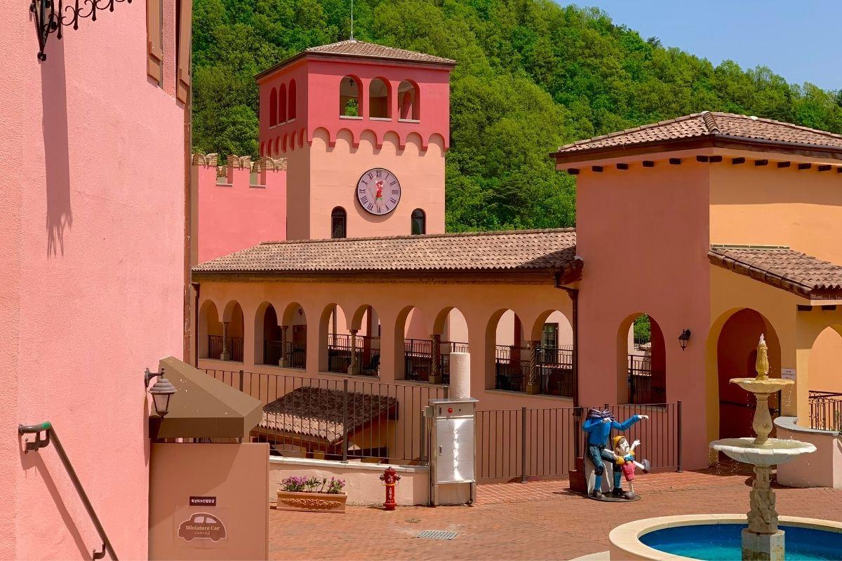 toà nhà bên trong Làng Ý Pinocchio e Da Vinci, hàn quốc, cạnh petite france