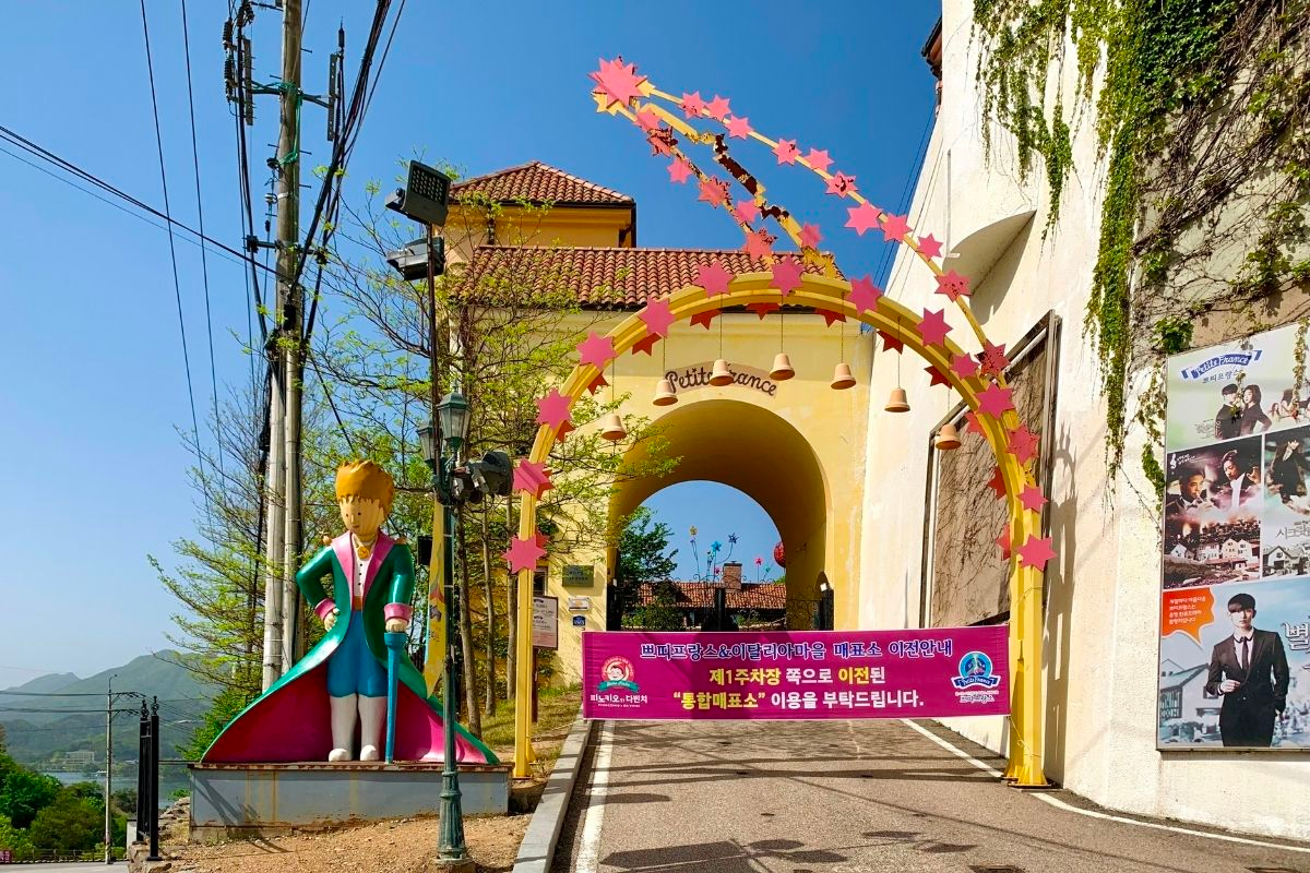 cổng vào petite france