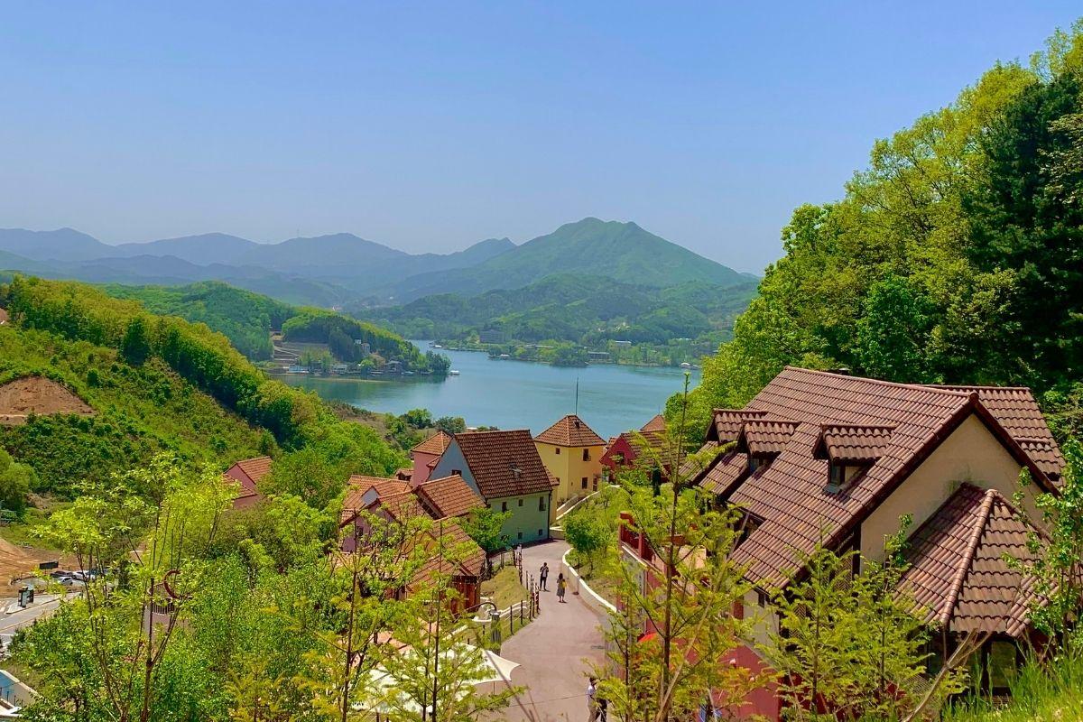 làng pháp nhìn từ trên cao 